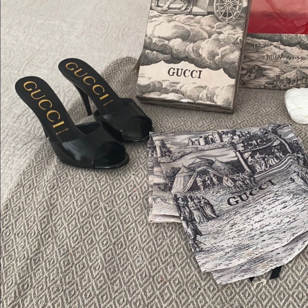 GUCCI BLACK PATENT LEATHER SLIDE ON PUMPS